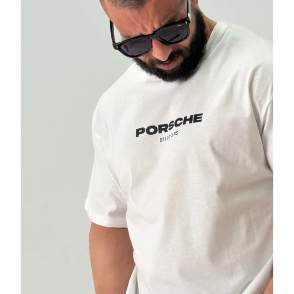 Porsche Oversize T Shirt رجالي قطن 100% كومبكت  بأعلي الخامات الفطنية المصرية من CROO التي تشعرك دائما بالراحة لقدرتها علي أمتصاص العرق بدون أي مضايقات لكونها قطن مصرى 100%​ تسوق منتجات PORSCHE